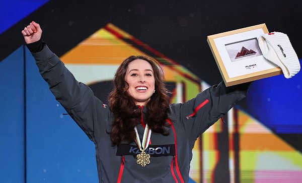 WM-Gold in Planica, nun verletzt: Kanadas Alexandria Loutitt verpasst Olympia. - © Daniel Karmann/dpa
