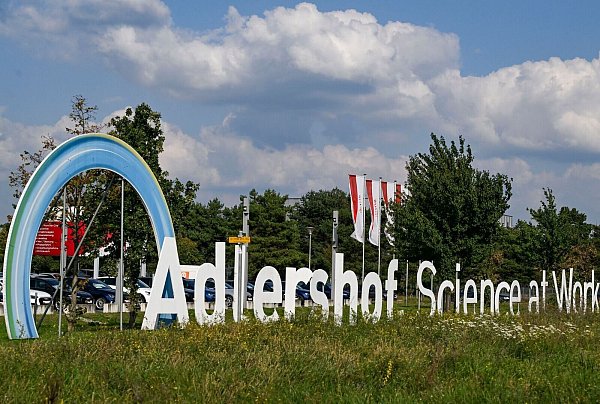 Ziel eines Brandanschlags soll laut einem Bekennertext der Technologiepark Adlershof im Südosten Berlins sein. - © Jens Kalaene/dpa
