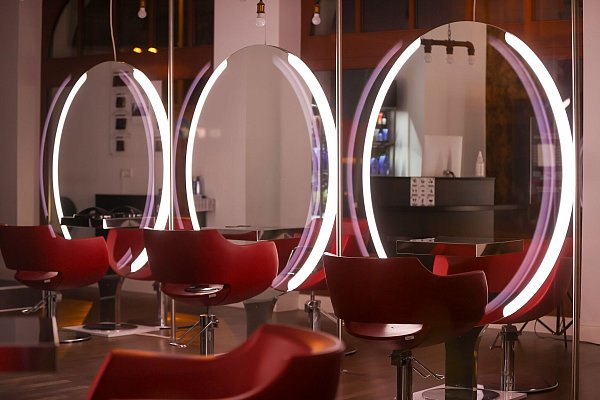 Während der Pandemie waren Friseursalons zeitweilig geschlossen, teilweise durften sie nur unter strengen Auflagen öffnen. (Archivbild) - © Jan Woitas/dpa-Zentralbild/dpa