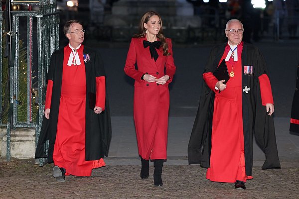 Der Gottesdienst mit Kate (M.) soll an Heiligabend im britischen Fernsehen ausgestrahlt werden. - © Isabel Infantes/PA Wire/dpa
