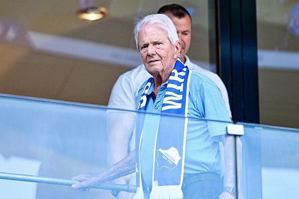 Mäzen Dietmar Hopp schaut in der Arena zu. - © Uwe Anspach/dpa
