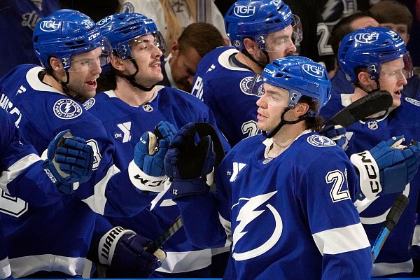 Tampa Bay gewann in der NHL erneut gegen Ottawa mit Tim Stützle. - © Chris O\\\'Meara/AP/dpa