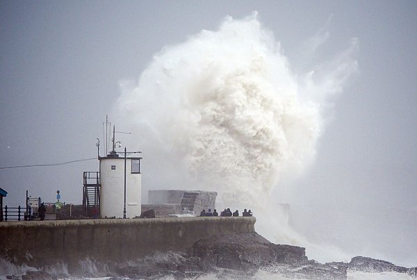Hunderttausende Menschen waren in Irland vorübergehend ohne Strom. - © Ben Birchall/PA Wire/dpa