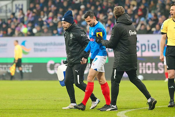 Verletzt raus: Kiels Steven Skrzybski (M). - © Frank Molter/dpa