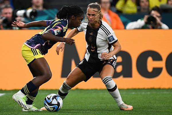 Auf Linda Caicedo (l) ruhen die Hoffnungen der kolumbianischen Nationalelf. - © Sebastian Christoph Gollnow/dpa