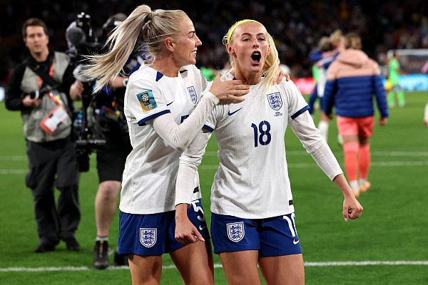 Alex Greenwood und Chloe Kelly (r) wollen England ins Halbfinale der WM führen. - © Isabel Infantes/PA Wire/dpa