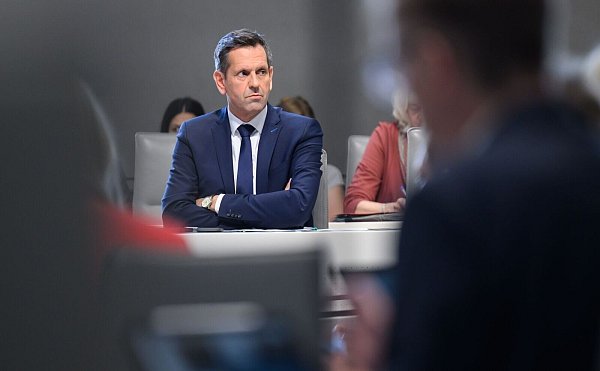 Olaf Lies sieht unter anderem gewaltverherrlichende Inhalte in den sozialen Medien als Gefahr für Kinder. (Archivbild) - © Julian Stratenschulte/dpa