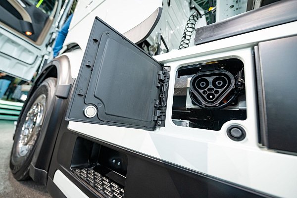 Ladestecker statt Tankstutzen - der neue E-Lkw kommt mit einer Ladung bis zu 500 Kilometer weit. (Archivbild) - © Jonas Walzberg/dpa