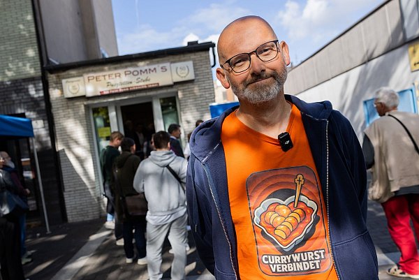Autor Gregor Lauenburger ist sicher: Peter Hildebrand - genannt Peter Pomm - hat als erster Currywurst serviert. - © Rolf Vennenbernd/dpa