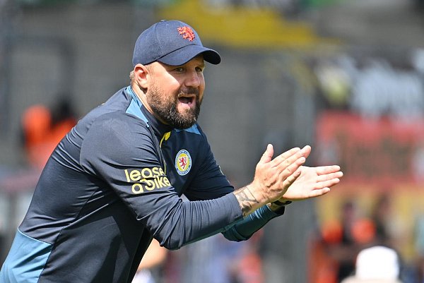 Trieb sein Team immer wieder an: Braunschweigs neuer Trainer Heiner Backhaus - © Swen Pförtner/dpa