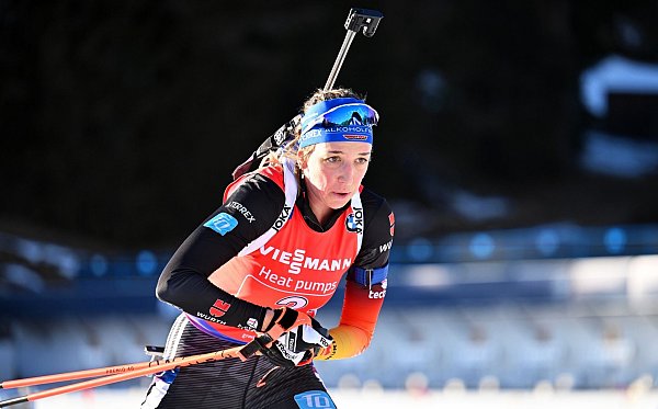 Franziska Preuß freut sich über ihre vierte WM-Medaille. - © Martin Schutt/dpa