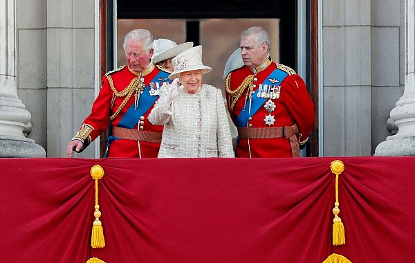 Damals war er noch Herzog von York: Andrew (rechts) mit seiner inzwischen verstorbenen Mutter, der Königin Elizabeth II., und seinem Bruder Charles. (Archivbild) - © Frank Augstein/AP/dpa