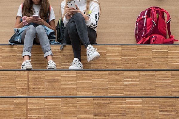 Für viele Schülerinnen und Schüler sind Smartphones aus dem Alltag kaum wegzudenken. (Archivbild) - © Sebastian Kahnert/dpa-Zentralbild/dpa
