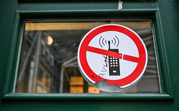 In manchen Schulen sind Handys bereits verboten. (Archivbild) - © Jens Kalaene/dpa