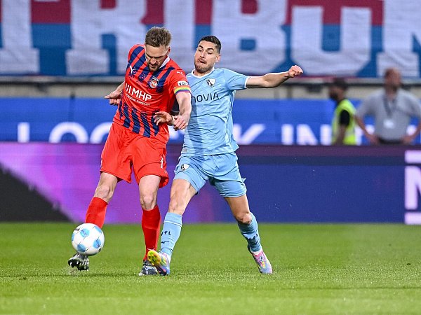 Heidenheims Patrick Mainka und Georgios Masouras vom VfL Bochum lieferten sich ein hartes Duell. - © Harry Langer/dpa