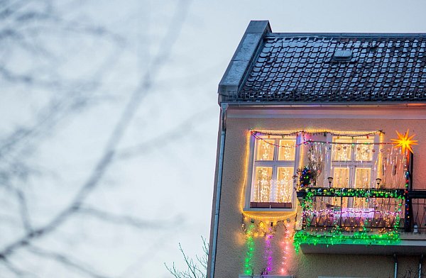 Wenn weihnachtliche Deko und Lichterketten am Balkon der Mietwohnung angebracht werden, dürfen diese Nachbarinnen und Nachbarn nicht von einem geruhsamen Schlaf abhalten. - © Florian Schuh/dpa/dpa-tmn