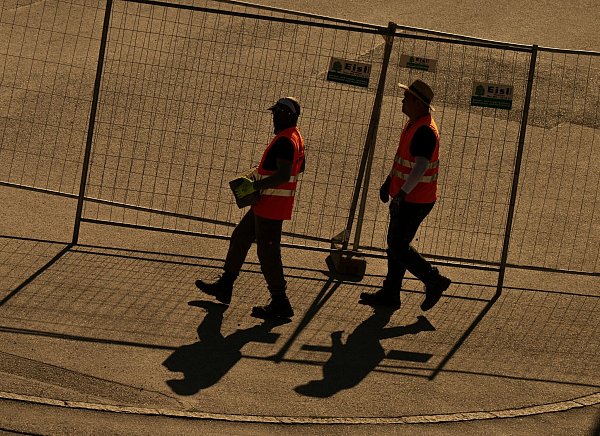 Arbeiten in der Hitze: In Berufen wie dem Bau eine besondere Gefahr. - © Peter Kneffel/dpa