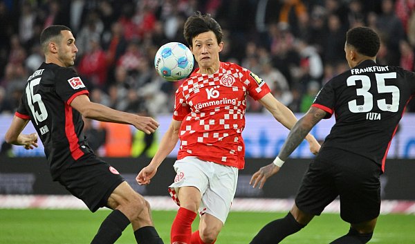 Der Mainzer Jae-Sung Lee (M) jubelte kurz vor der Pause zu früh. - © Torsten Silz/dpa