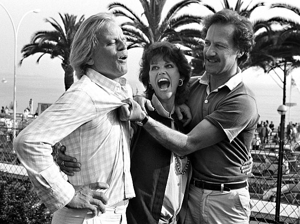 Claudia Cardinale 1982 bei den Filmfestspielen von Cannes mit Klaus Kinski und Werner Herzog. - © --/AP/dpa