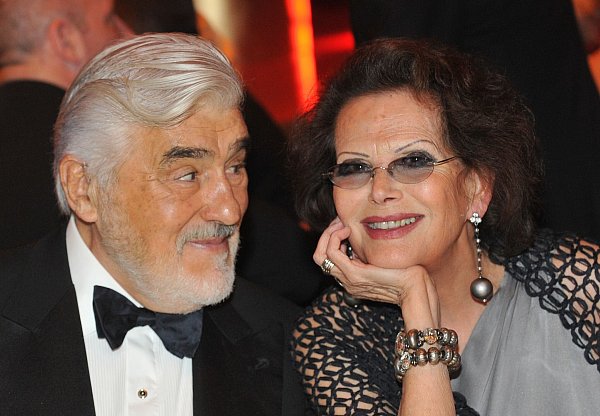 Der Schauspieler Mario Adorf und Claudia Cardinale sitzen 2010 bei der Verleihung des Deutschen Entertainment-Preises DIVA nebeneinander. - © Andreas Gebert/dpa/Pool/dpa