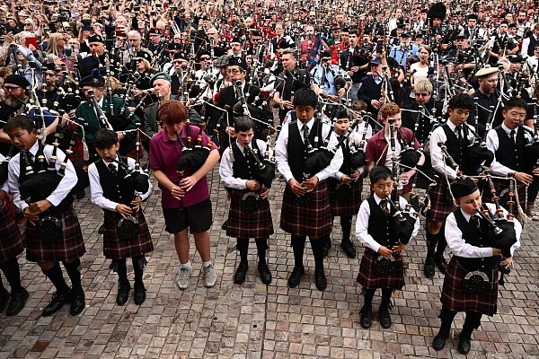 Ganz junge Teilnehmer waren ebenso dabei wie ein 98-Jähriger, der seit 84 Jahren Dudelsack spielt. - © Joel Carrett/AAP/dpa