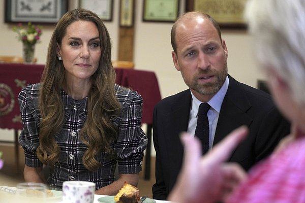 Kate und William nahmen einen Termin in Sunningdale wahr - unweit von Schloss Windsor. - © Alastair Grant/PA Wire/dpa