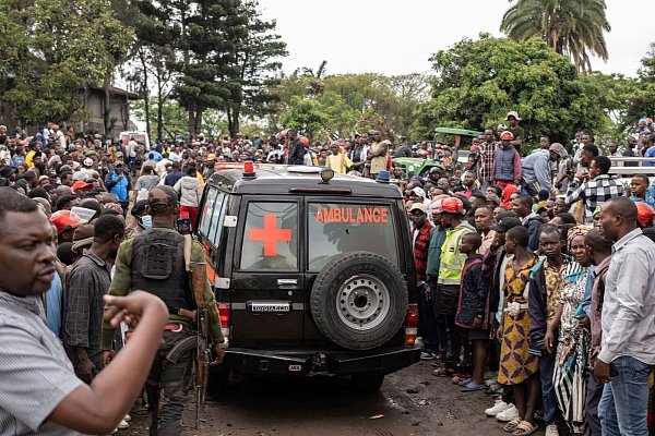 Ein Krankenwagen transportiert Opfer eines Schiffsunglücks in Goma (aktuell) - © Moses Sawasawa/AP/dpa