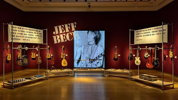 In den Räumen des Londoner Auktionshauses Christie\\\'s ist die Gitarrensammlung von Jeff Beck ausgestellt, bevor sie versteigert wird. - © Philip Dethlefs/dpa