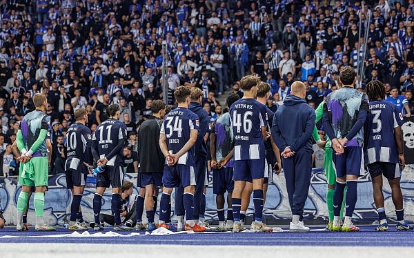 Die Hertha-Profis holten sich eine Standpauke von den Fans in der Ostkurve ab - © Andreas Gora/dpa