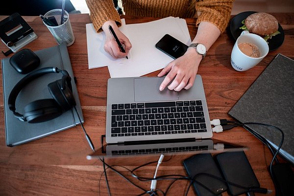 Besonders verbreitet ist das Homeoffice in Dienstleistungsjobs. (Symbolbild) - © Fabian Strauch/dpa/dpa-tmn