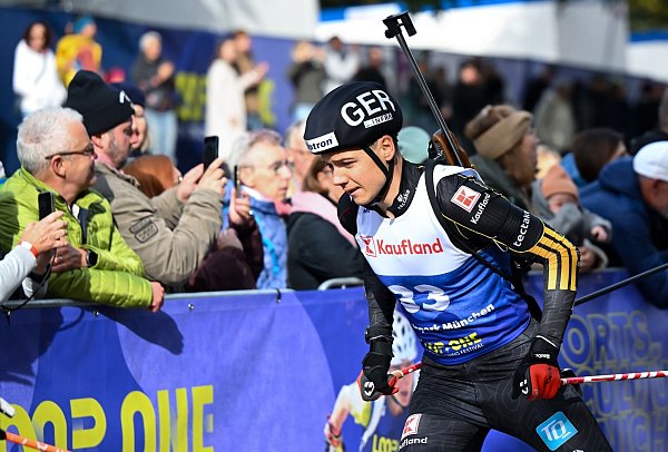 Justus Strelow steht bei der Premiere auf dem Podest. - © Sven Hoppe/dpa