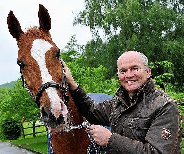 Der neunjährige Westfale Donnelly ist erst seit Herbst 2008 im Besitz von Hubertus Schmidt. Der 50-Jährige lebt, arbeitet und trainiert auf dem Fleyenhof in Borchen-Etteln. - © FOTO: REINHARD ROHLF