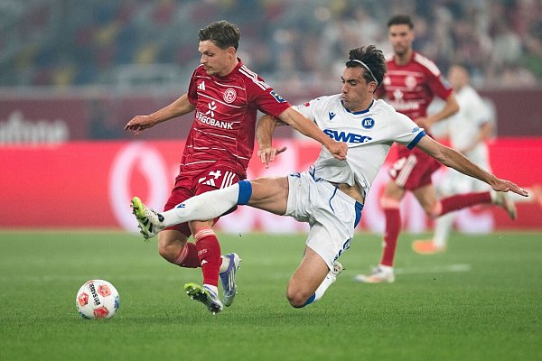 Viele Zweikämpfe lieferten sich Düsseldorf und Karlsruhe. - © Marius Becker/dpa