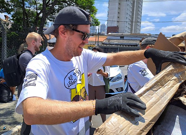 Vettel legte selbst fleißig mit Hand an. - © Jens Marx/dpa