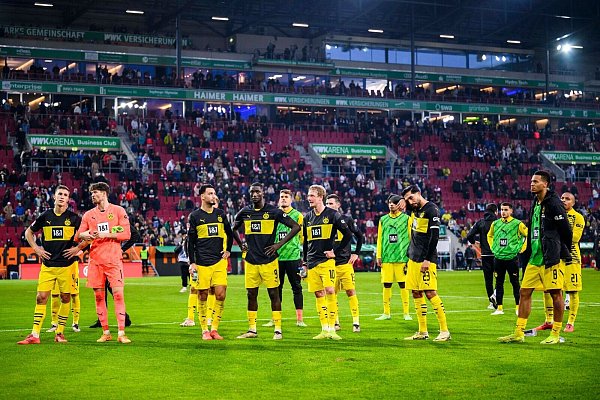 Pfiffe nach der Niederlage: Die BVB-Profis vor ihren mitgereisten Fans. - © Tom Weller/dpa