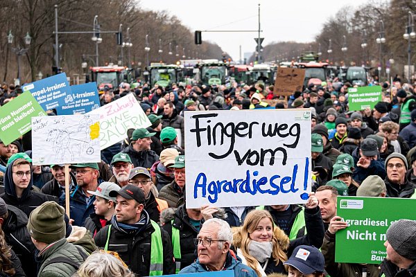 Auf einer Demonstration des Deutschen Bauernverbandes unter dem Motto «Zu viel ist zu viel! Jetzt ist Schluss!» hält jemand ein Schild mit der Aufschrift „Finger weg vom Agrardiesel“ hoch. - © Fabian Sommer/dpa
