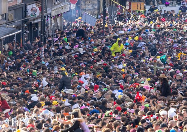 Das Zülpicher Viertel in Köln war schnell wieder prall gefüllt mit Menschen. - © Thomas Banneyer/dpa