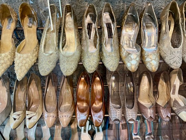 Schuhe in allen Formen und Farben - das war die Leidenschaft von Imelda Marcos. - © Carola Frentzen/dpa