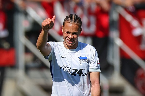 Herthas Derry Scherhant jubelt nach seinem Tor. - © Daniel Karmann/dpa