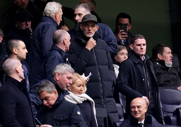 Trainer Thomas Tuchel (l) auf der Tribüne. - © John Walton/PA Wire/dpa