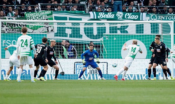 Der Fürther Jomaine Consbruch (Nr. 14) schießt aufs Ulmer Tor. - © Heiko Becker/dpa