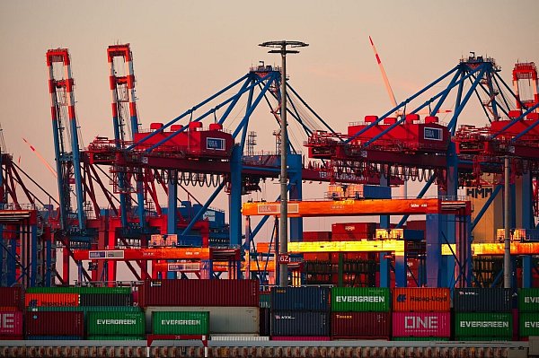 Die deutsche Wirtschaft schwächelt - die Stimmung im Exportgeschäft hat sich eingetrübt. - © Christian Charisius/dpa