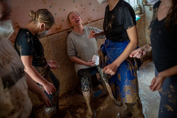 Das Leid ist nicht zu Ende. - © Emilio Morenatti/AP/dpa
