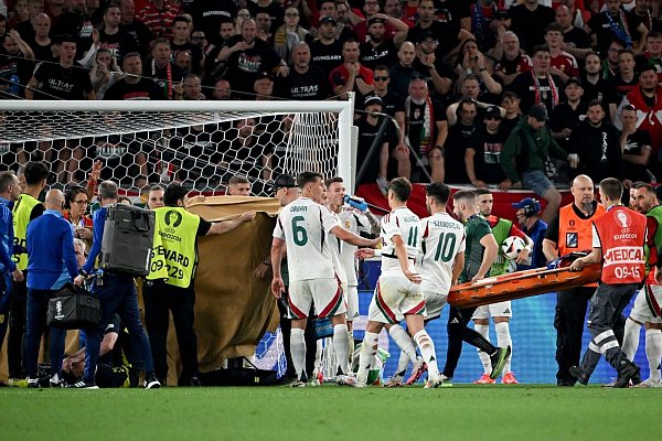 Die Partie wurde von einem medizinischen Vorfall bei Ungarns Stürmer Varga überschattet. - © Marijan Murat/dpa