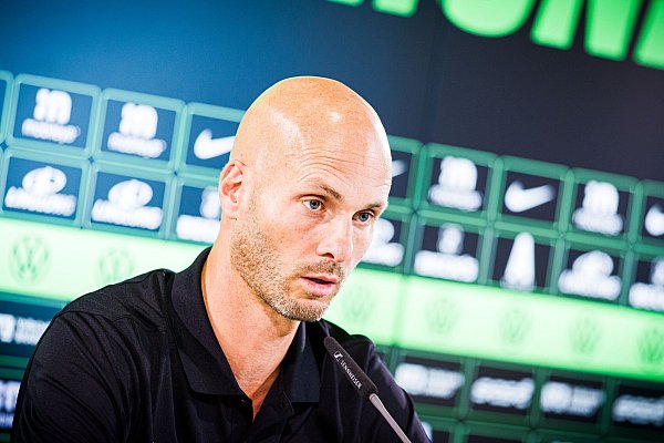 Paul Simonis bei seiner Vorstellung als neuer Trainer des VfL Wolfsburg. - © Moritz Frankenberg/dpa
