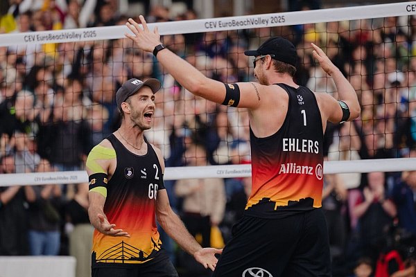 Hatten gegen die Olympiasieger am Ende nichts zu jubeln: Nils Ehlers (r) und Clemens Wickler. - © Marius Becker/dpa
