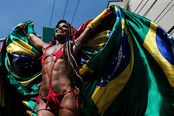 Der Karneval in Rio ist nach der Pandemie mit all seinen Facetten zurück. - © Bruna Prado/AP/dpa