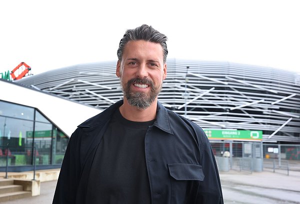 In der Augsburger WWK Arena soll der neue Trainer Sandro Wagner für Fußballfeste sorgen. - © Karl-Josef Hildenbrand/dpa