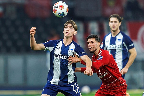 Der 16 Jahre alte Kennet Eichhorn stand zum sechsten Mal in Herthas Startelf. - © Andreas Gora/dpa