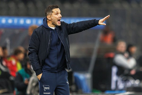 Hertha-Coach Stefan Leitl hatte in Halbzeit eins viel zu meckern. - © Andreas Gora/dpa